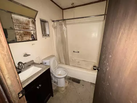Bath - 128 Franklin St, Laredo, TX 78041 photo 1 of 2