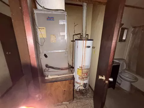 Bath - 128 Franklin St, Laredo, TX 78041 photo 2 of 2