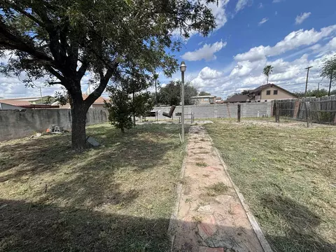 Exterior - 128 Franklin St, Laredo, TX 78041 photo 4 of 7