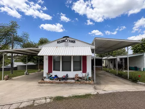 118 Blossum Blvd, Zapata, TX 78076