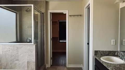Bath - 332 Silverleaf Oak Dr, Laredo, TX 78045 photo 3 of 3