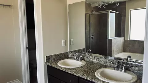 Bath - 332 Silverleaf Oak Dr, Laredo, TX 78045 photo 2 of 3