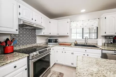 Kitchen - 1207 Lyles Lp, Laredo, TX 78045 photo 4 of 4