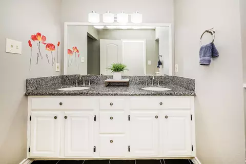 Bath - 1207 Lyles Lp, Laredo, TX 78045 photo 4 of 6