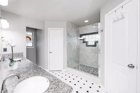 Bath - 1207 Lyles Lp, Laredo, TX 78045 photo 1 of 6