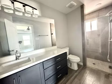 Bath - 5521 Conroe St, Laredo, TX 78046 photo 3 of 5