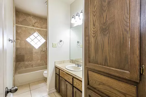 Bath - 10702 Patron Lp, Laredo, TX 78045 photo 2 of 5