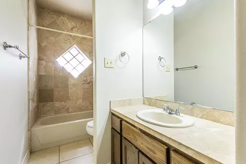Bath - 10702 Patron Lp, Laredo, TX 78045 photo 3 of 5