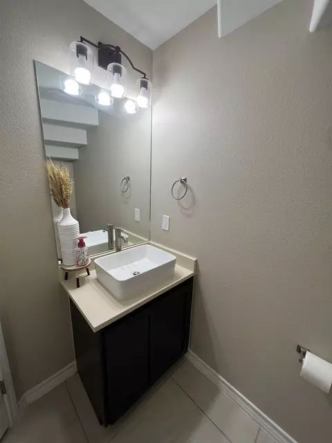 Bath - 1501 Sombras Dr, Laredo, TX 78045 photo 1 of 4