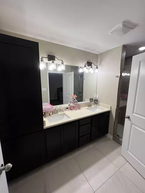 Bath - 1501 Sombras Dr, Laredo, TX 78045 photo 2 of 4