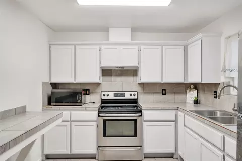 Kitchen - 823 Witherspoon Lp, Laredo, TX 78046 photo 2 of 3