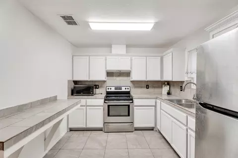 Kitchen - 823 Witherspoon Lp, Laredo, TX 78046 photo 3 of 3