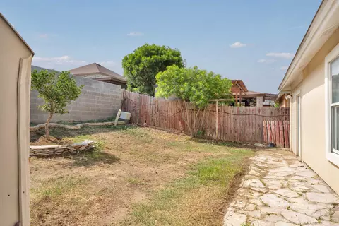 Exterior - 823 Witherspoon Lp, Laredo, TX 78046 photo 6 of 6