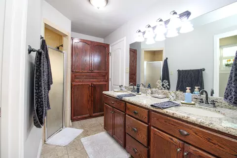 Bath - 2081 Quito Lp, Laredo, TX 78043 photo 4 of 4