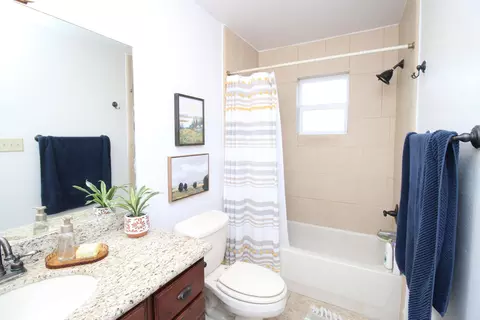 Bath - 2081 Quito Lp, Laredo, TX 78043 photo 3 of 4