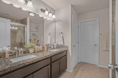 Bath - 6114 Servando Dr, Laredo, TX 78046 photo 3 of 4