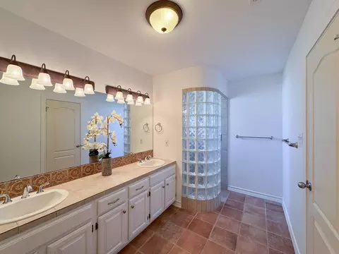 Bath - 3211 Windfall Rd, Laredo, TX 78045 photo 4 of 10