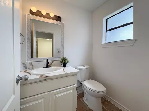 Bath - 3211 Windfall Rd, Laredo, TX 78045 photo 1 of 10