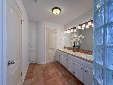 Bath - 3211 Windfall Rd, Laredo, TX 78045 photo 3 of 10
