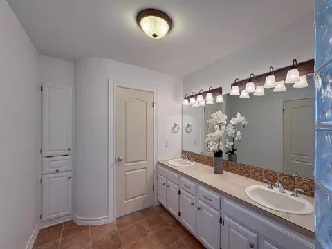 Bath - 3211 Windfall Rd, Laredo, TX 78045 photo 5 of 10