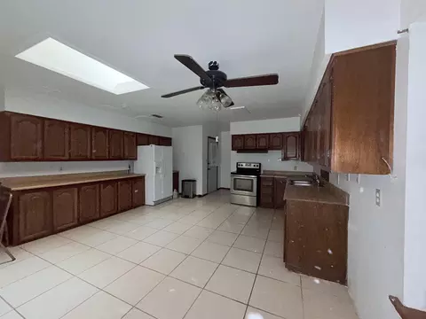 Kitchen - 138 Ceniso Lp, Laredo, TX 78046 photo 2 of 2