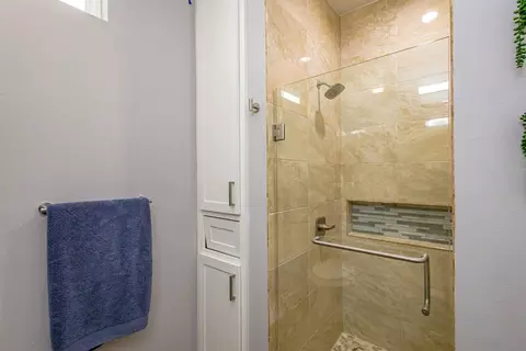Bath - 511 Prado Dr, Laredo, TX 78045 photo 2 of 7