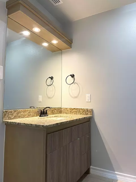 Bath - 5801 Moses Lp, Laredo, TX 78046 photo 3 of 4