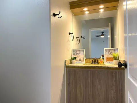Bath - 5801 Moses Lp, Laredo, TX 78046 photo 2 of 4
