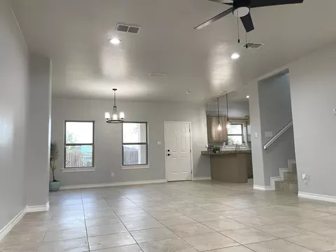 Living - 5801 Moses Lp, Laredo, TX 78046 photo 2 of 4