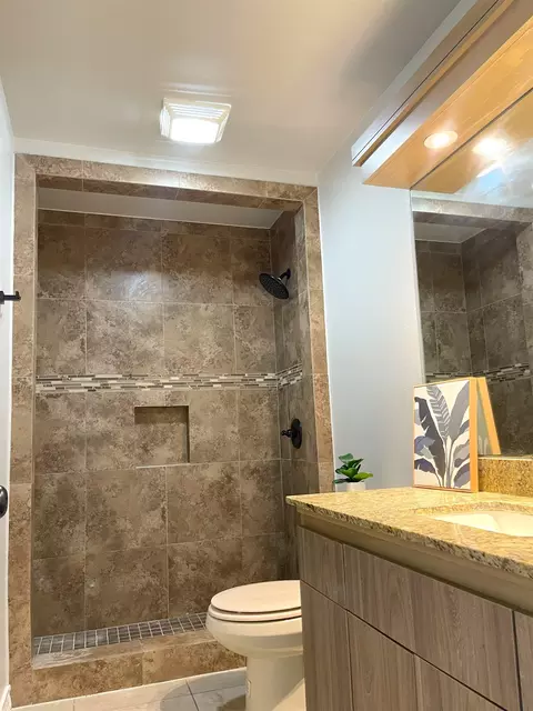 Bath - 5801 Moses Lp, Laredo, TX 78046 photo 4 of 4