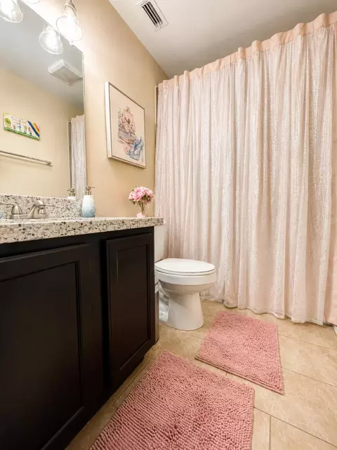Bath - 1020 Larvotto Lp, Laredo, TX 78045 photo 3 of 4