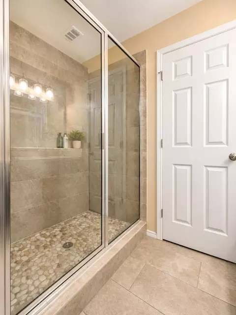 Bath - 1020 Larvotto Lp, Laredo, TX 78045 photo 4 of 4