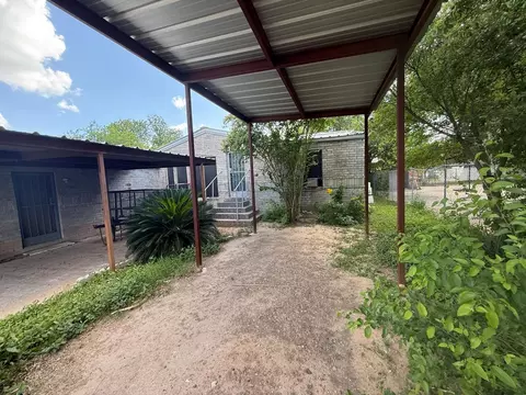 606 El Monte Lp, Laredo, TX 78045 photo 2