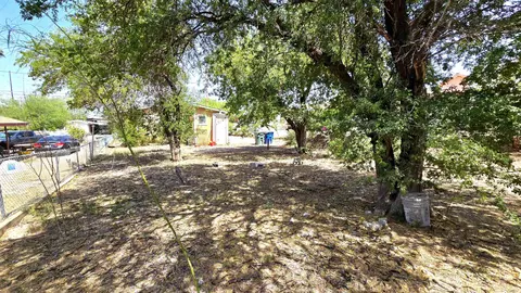 Exterior - 605 Lyon St, Laredo, TX 78040 photo 6 of 6