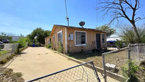 Exterior - 605 Lyon St, Laredo, TX 78040 photo 3 of 6