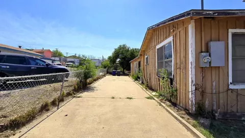 Exterior - 605 Lyon St, Laredo, TX 78040 photo 4 of 6
