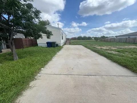 708 Bigleaf Dr, Laredo, TX 78046 photo 1