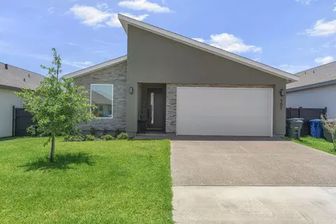 107 Canyon Lake Dr, Laredo, TX 78045