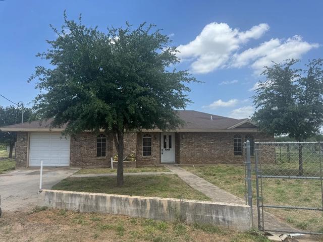 911 Pine Ave, Zapata, TX 78076