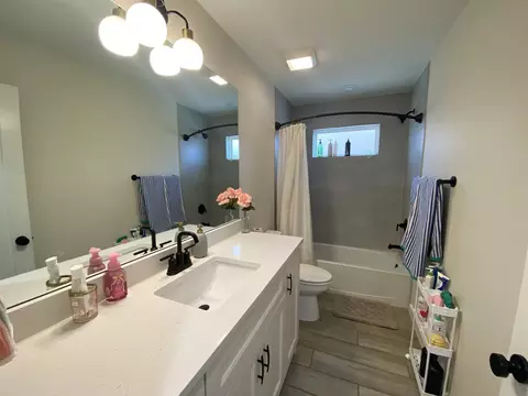 Bath - 1232 Sambar Lp, Laredo, TX 78045 photo 6 of 7
