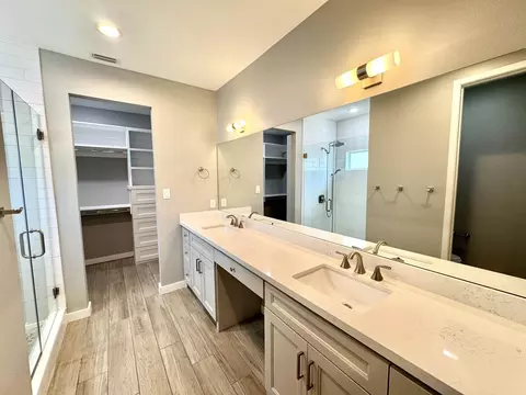 Bath - 1950 Sambar Lp, Laredo, TX 78045 photo 2 of 5