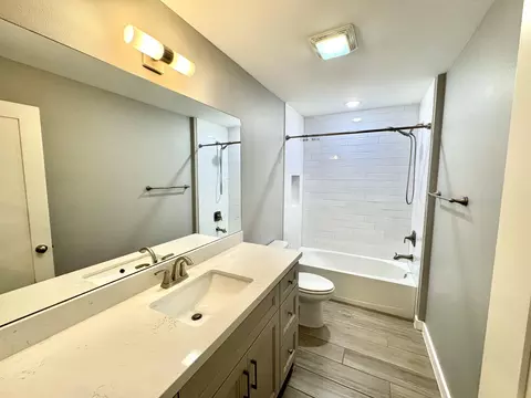 Bath - 1950 Sambar Lp, Laredo, TX 78045 photo 5 of 5