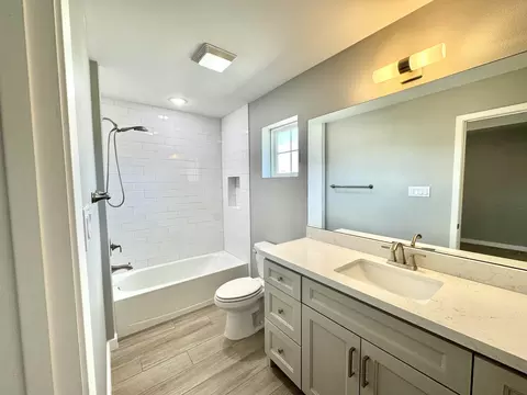 Bath - 1950 Sambar Lp, Laredo, TX 78045 photo 4 of 5