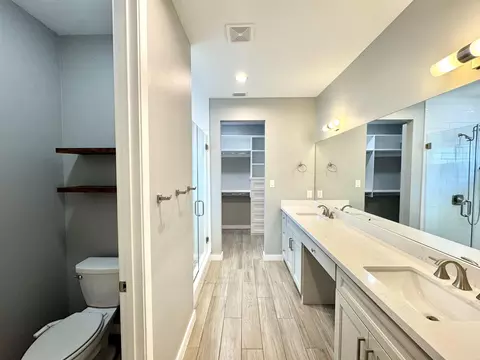 Bath - 1950 Sambar Lp, Laredo, TX 78045 photo 1 of 5