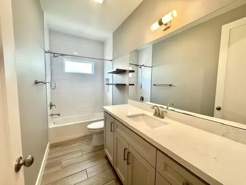 Bath - 1950 Sambar Lp, Laredo, TX 78045 photo 3 of 5