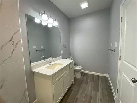 Bath - 5510 Moses Lp, Laredo, TX 78046 photo 1 of 4