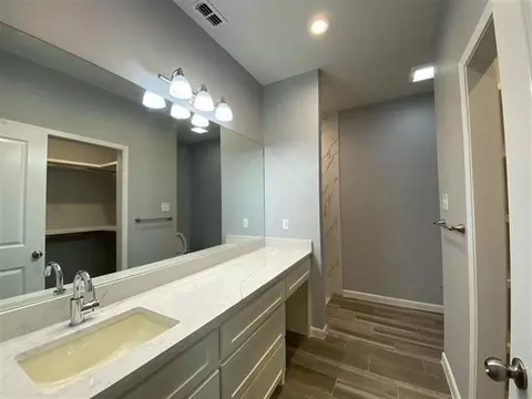 Bath - 5510 Moses Lp, Laredo, TX 78046 photo 3 of 4