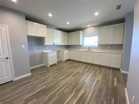 Kitchen - 5510 Moses Lp, Laredo, TX 78046 photo 2 of 2