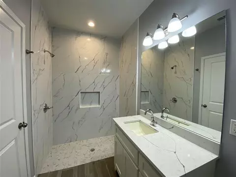 Bath - 5510 Moses Lp, Laredo, TX 78046 photo 2 of 4