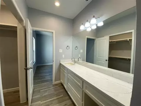 Bath - 5510 Moses Lp, Laredo, TX 78046 photo 4 of 4